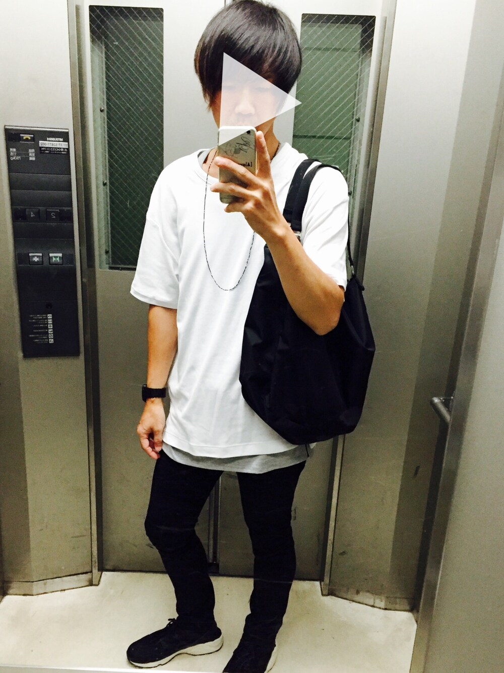 「モノトーン、モノクロ、ロング丈、ホワイト、ブラック、ブラック×ホワイト、ハラチ」｜「H&Mのアイテム（Tシャツ/カットソー、ホワイト系）」を使った、よよさん（メンズ・174cm）の夏コーディネートの1枚目の写真