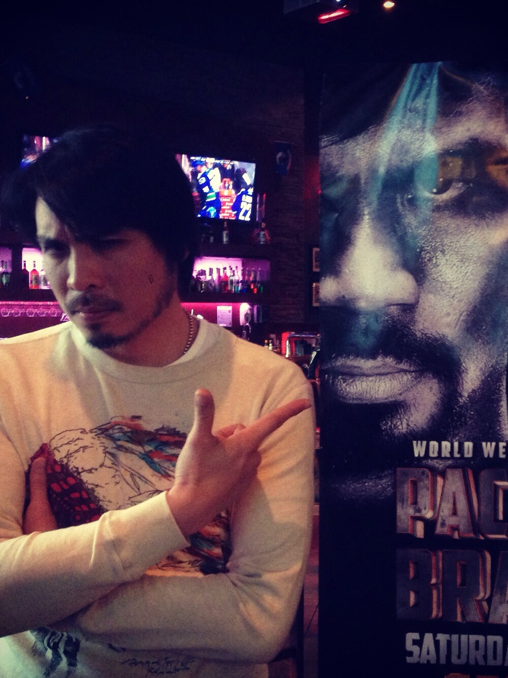 ベージュ系のスウェットを着用したメンズの夏コーディネートの1枚目の写真