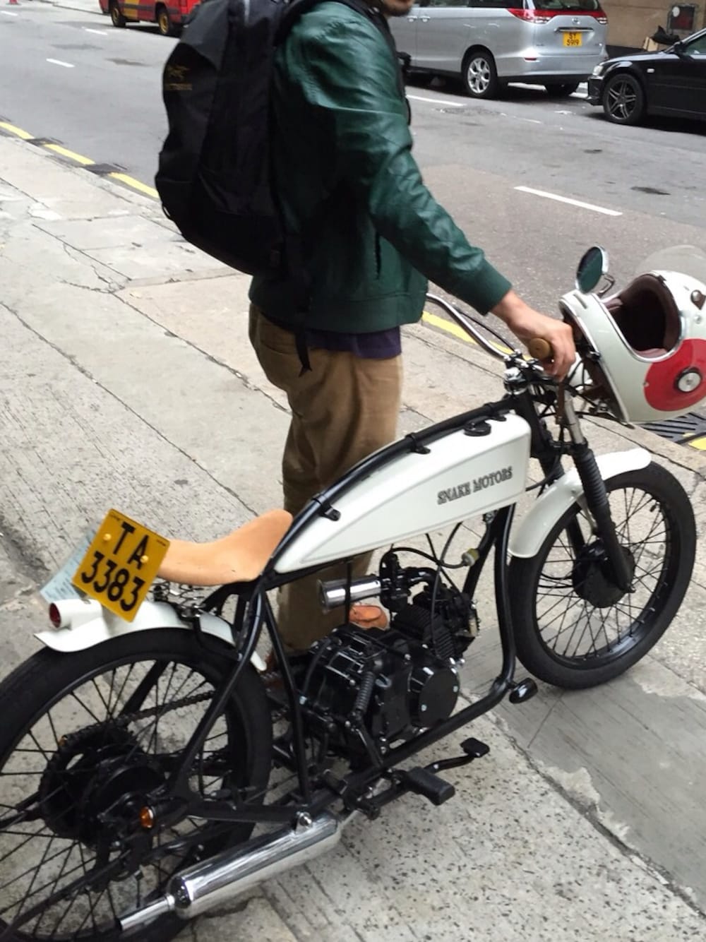 「motorcycle、helmet」｜「Snake Motorsのアイテム（おもちゃ、ホワイト系）」を使った、Clement Chengさん（メンズ）の春コーディネートの1枚目の写真
