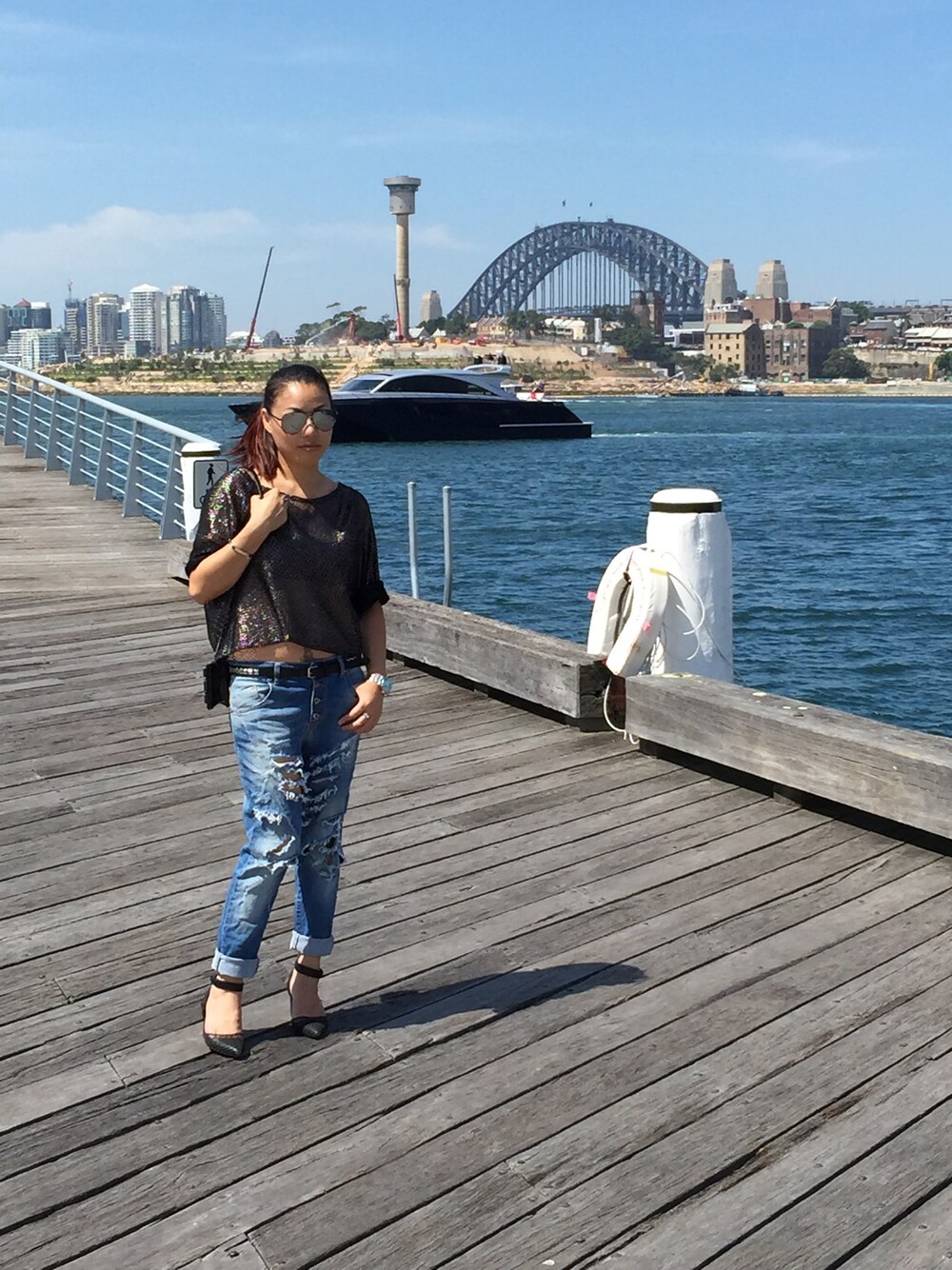 「Jones bay wharf, sydney」｜「please jeanのアイテム（デニムパンツ、ブルー系）」を使った、Fionaさん（レディース・168cm）の冬コーディネートの1枚目の写真
