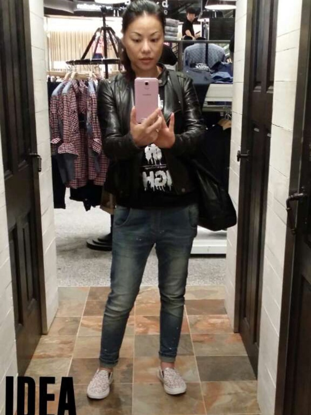 「IZZUEのアイテム（カバーオール、ブラック系）」を使った、Fionaさん（レディース・168cm）の冬コーディネートの1枚目の写真