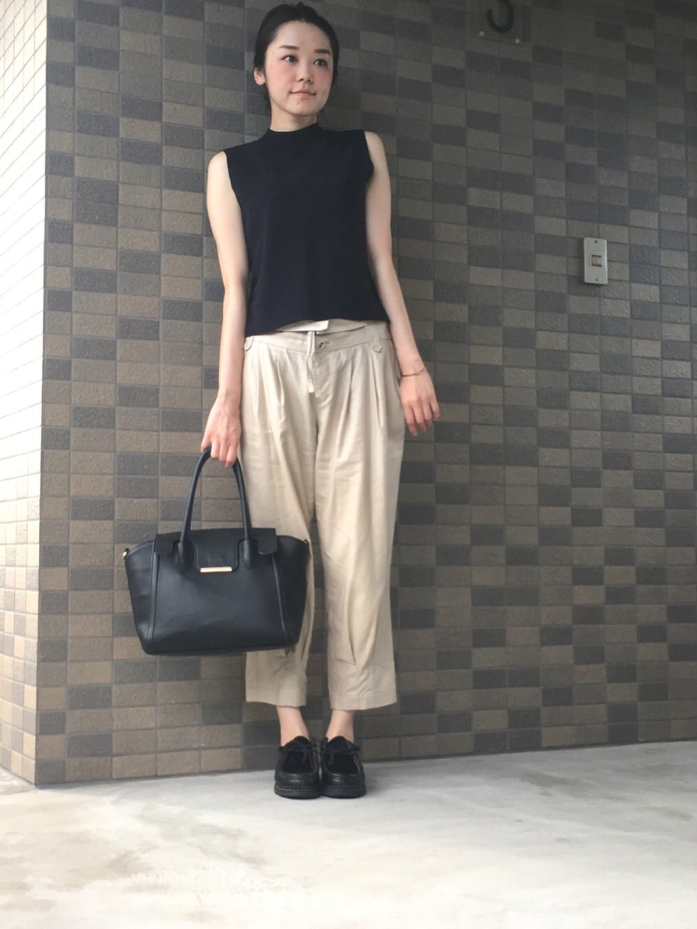 ブルー系のワンピース、ブラック系のトートバッグ、ブラック系のブーツを着用したレディースの夏コーディネートの1枚目の写真