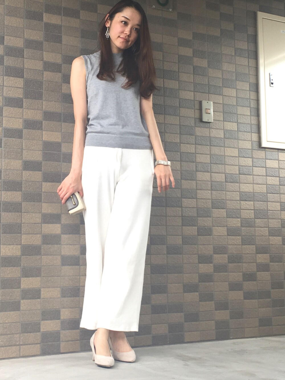 グレー系のニット/セーター、ホワイト系のその他パンツ、ホワイト系のパンプスを着用したレディースの夏コーディネートの1枚目の写真