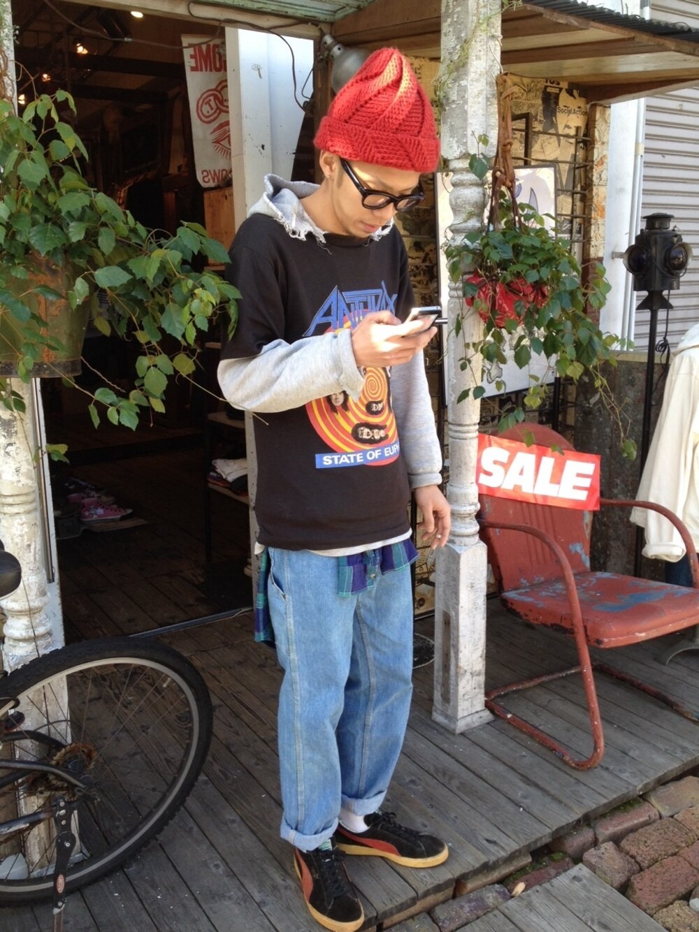 ブラック系のTシャツ/カットソー、グレー系のパーカー、グリーン系のシャツ/ブラウスを着用したメンズの冬コーディネートの1枚目の写真