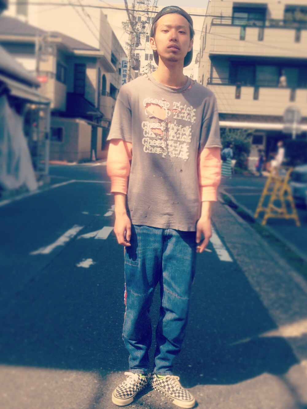 レッド系のスニーカー、ブルー系のその他パンツ、ブラック系のキャップを着用したメンズの春コーディネートの1枚目の写真