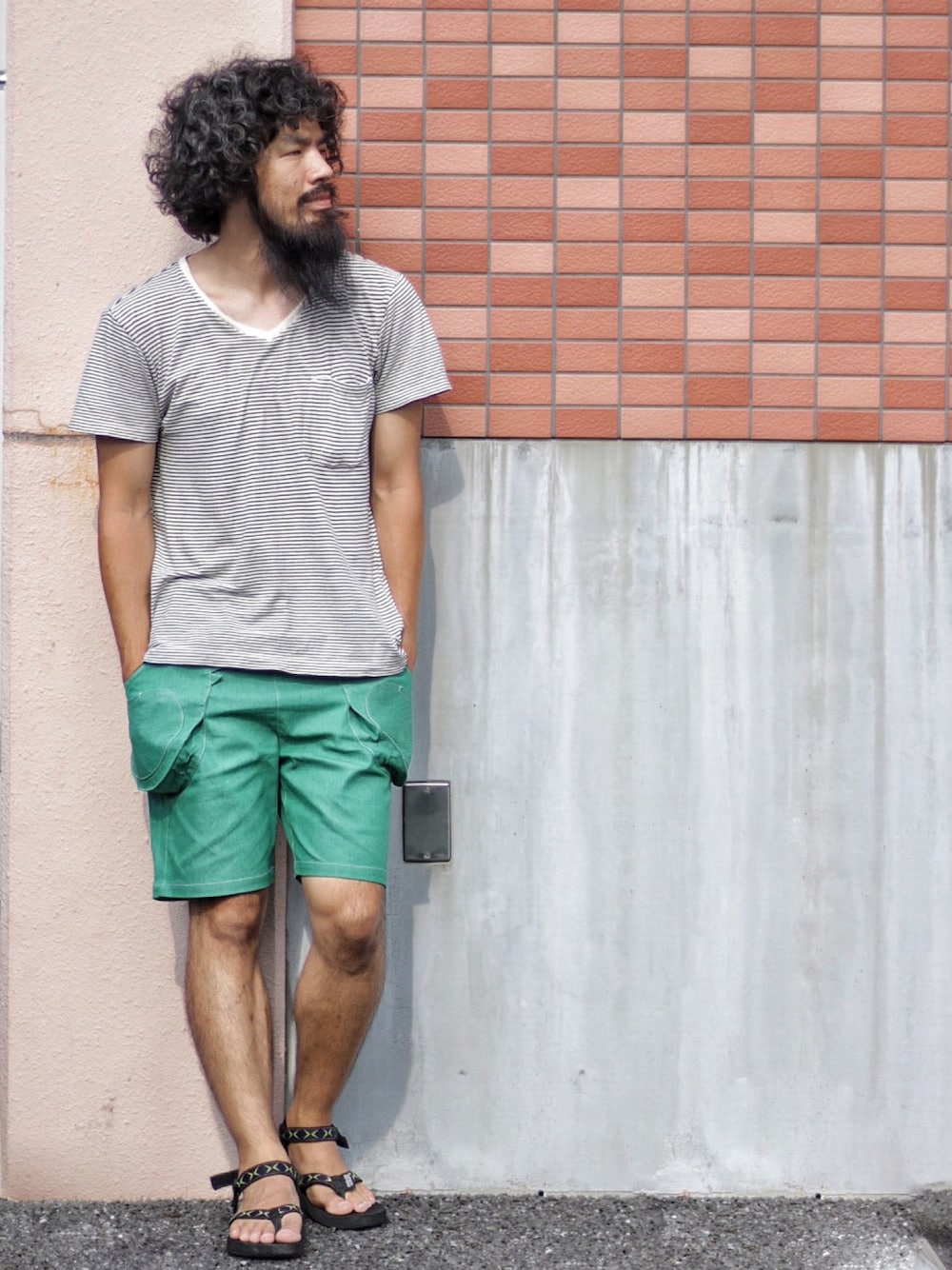 グリーン系のデニムパンツを着用したメンズの夏コーディネートの1枚目の写真