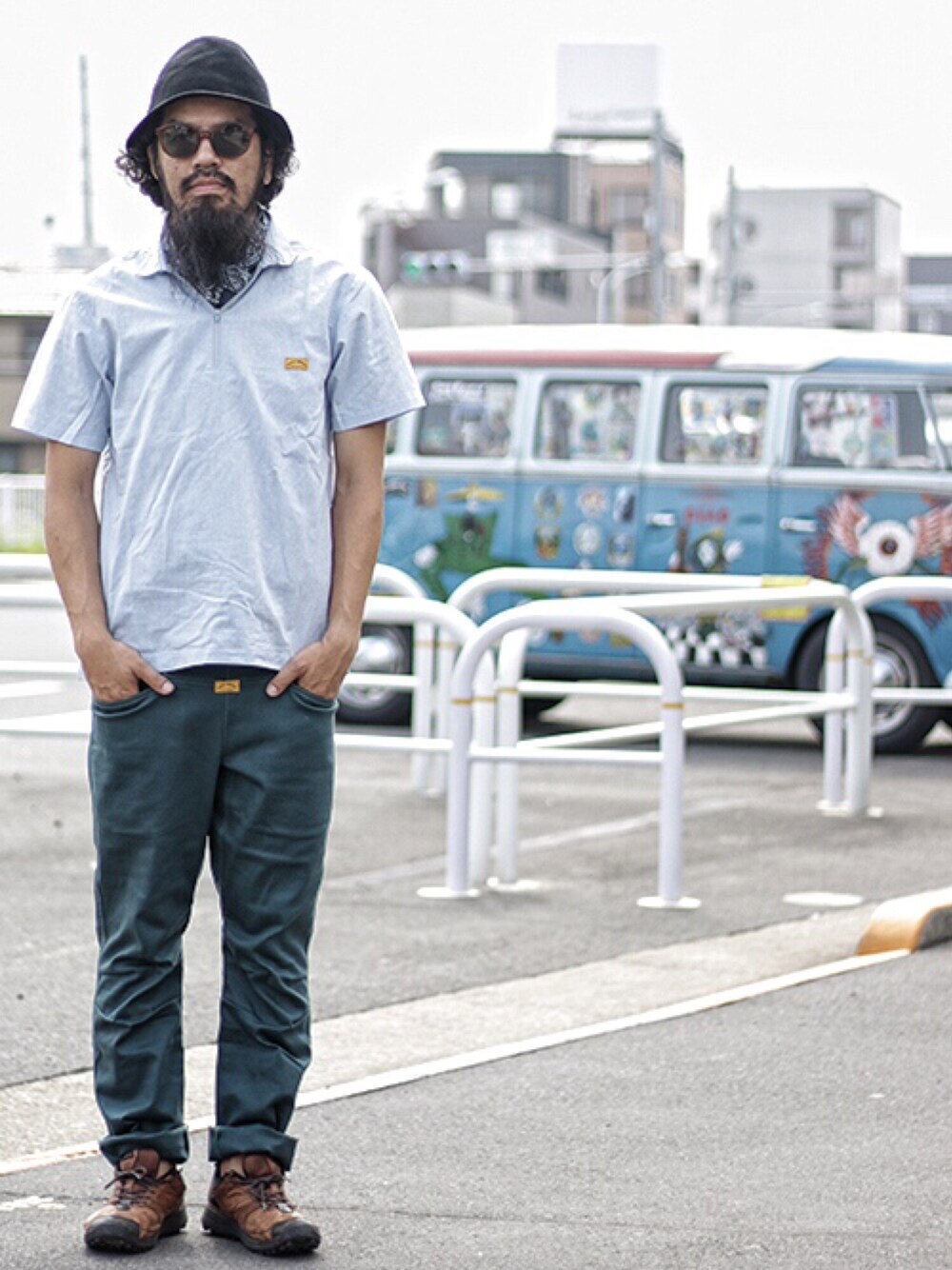 「スニーカーコーデ、秋服、シャツスタイル、革靴、サングラス、ハット、NATAL DESIGN」｜「NATAL DESIGNのアイテム（その他パンツ、グリーン系）」を使った、SCATTER BRAIN nicoじいさん（メンズ・175cm）の秋コーディネートの1枚目の写真