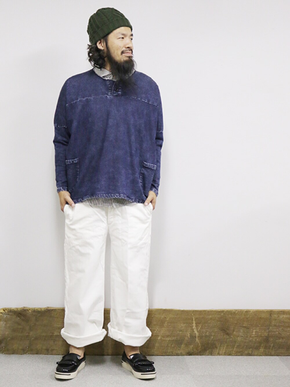 「ニット帽、デニム、シロパンツ、ローファー、ロールアップ、ワイドパンツ、ワイドシルエット、NATAL DESIGN」｜「NATAL DESIGNの【ネイタルデザイン】ワイドスプレッドデニムスウェット/WIDE SPREAD DENIM SWEAT（スウェット、ブルー系）」を使った、SCATTER BRAIN nicoじいさん（メンズ・175cm）の冬コーディネートの1枚目の写真