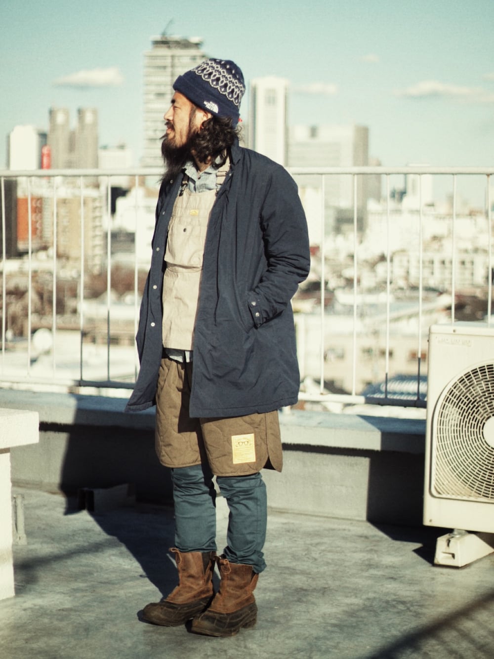 「コートスタイル、ニット帽、エプロン、ウィンターブーツ、冬コーデ、シャツスタイル」｜「NATAL DESIGNの【NATAL DESIGN】ROAM PANTS/ロームパンツ（チノパンツ、ブルー系）」を使った、SCATTER BRAIN nicoじいさん（メンズ・175cm）の冬コーディネートの1枚目の写真