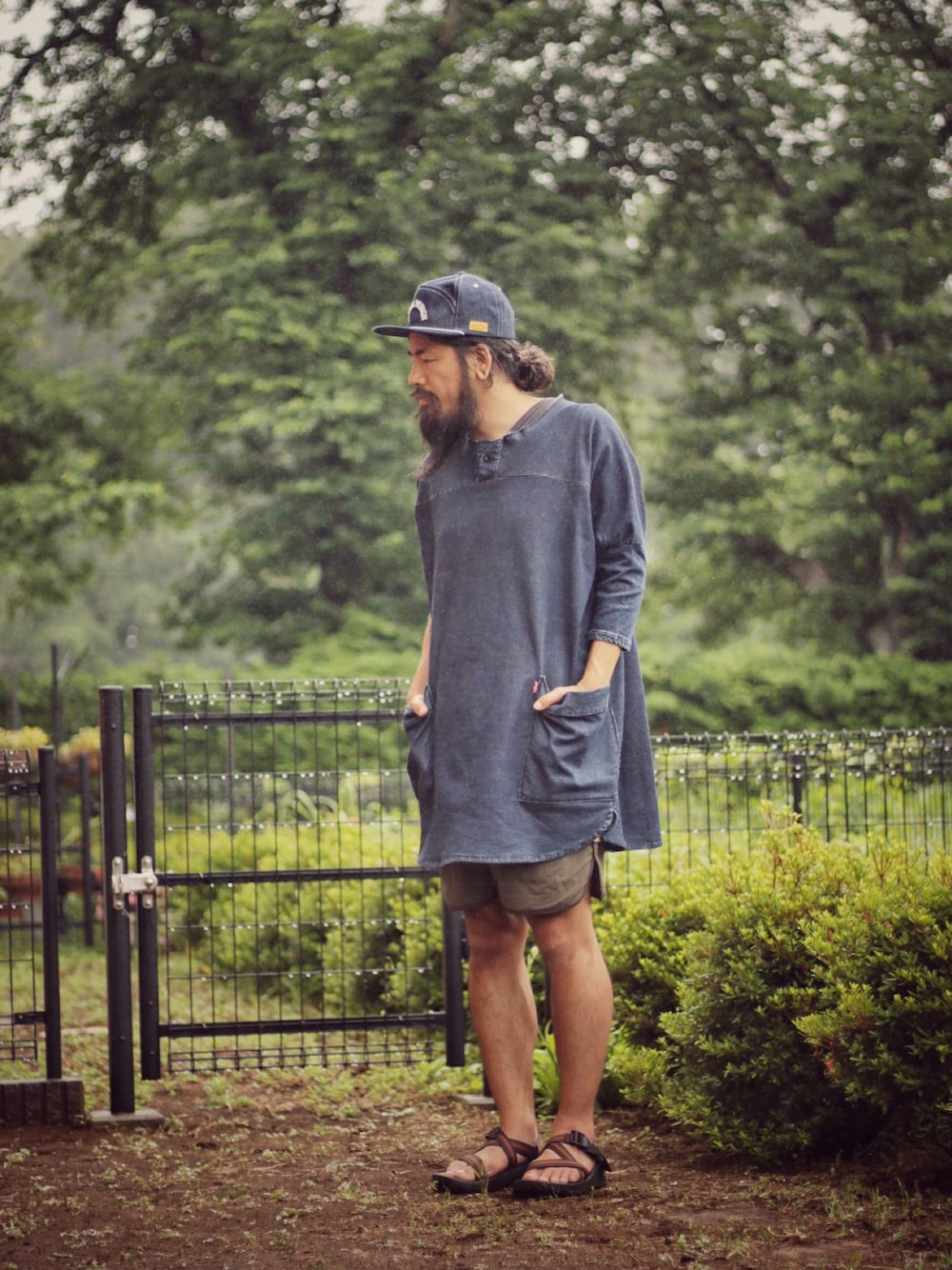 「キャップ、ロング丈カットソー、ショーツ、サンダル、雨の日コーデ、NATAL DESIGN」｜「NATAL DESIGNの【NATAL DESIGN】ロブショーツ4/robshorts 4 （その他パンツ、グリーン系）」を使った、SCATTER BRAIN nicoじいさん（メンズ・174cm）の夏コーディネートの1枚目の写真