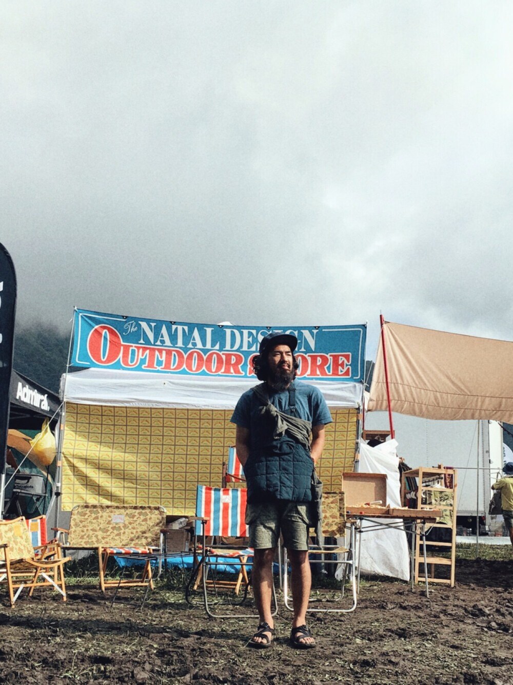 ブルー系のTシャツ/カットソー、グリーン系のシャツ/ブラウス、ブルー系のキャップを着用したメンズの秋コーディネートの1枚目の写真