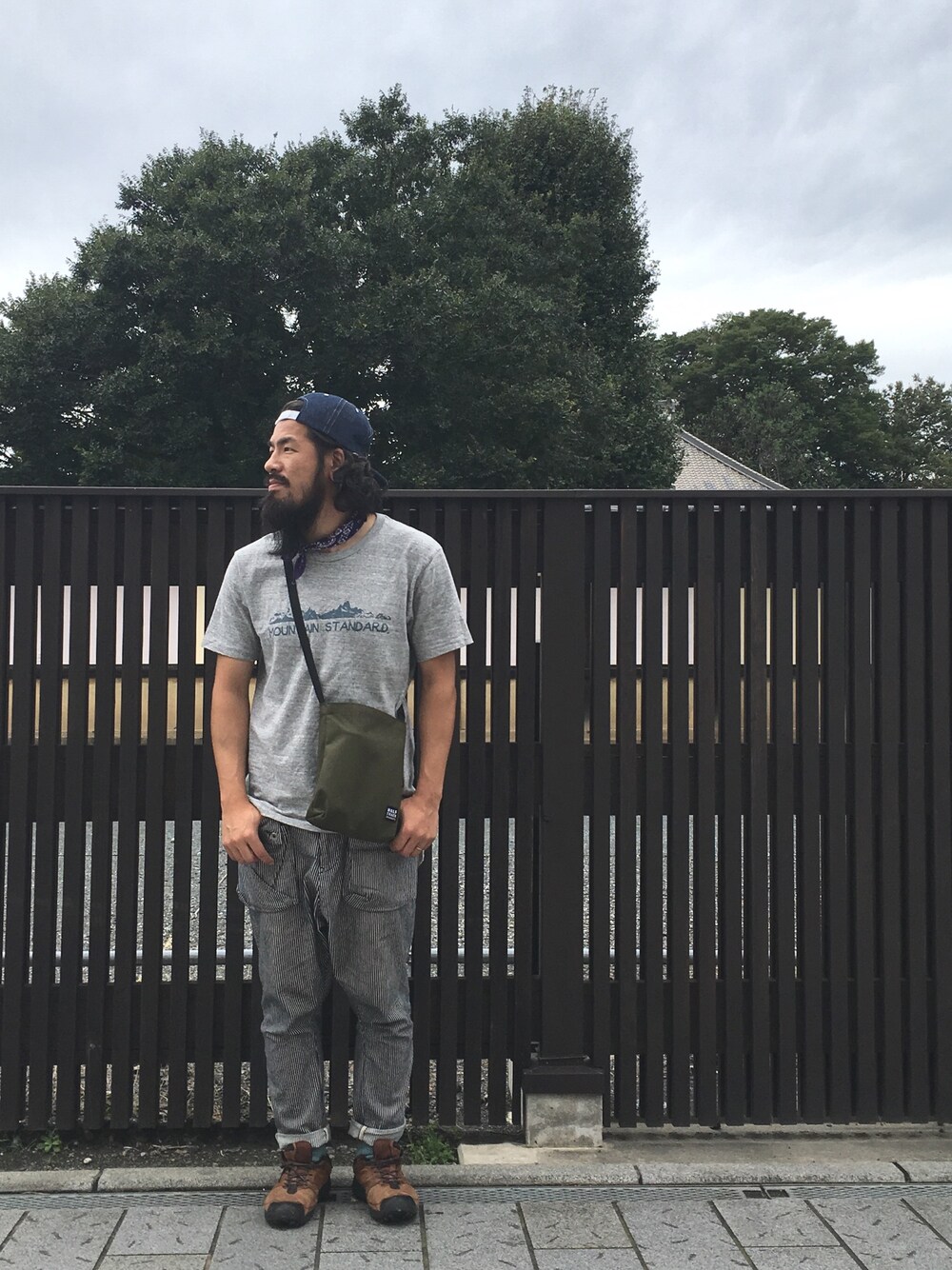 その他のデニムパンツ、ブルー系のキャップを着用したメンズの秋コーディネートの1枚目の写真