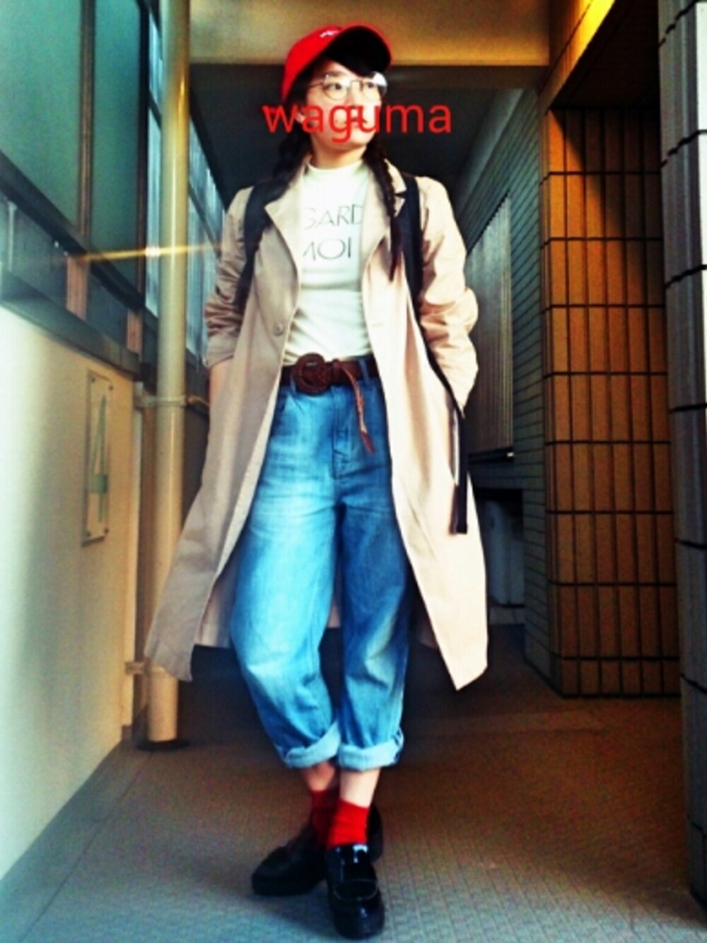 「デニム、春コーデ、あかいくつした、キャップ×メガネ、キャップ×三つ編み、ローファー×靴下、黒リュック、黒髪、テーラードジャケット、かふんつらい」｜「dazzlinのアイテム（Tシャツ/カットソー、ホワイト系）」を使った、わぐまさん（レディース・153cm）の春コーディネートの1枚目の写真