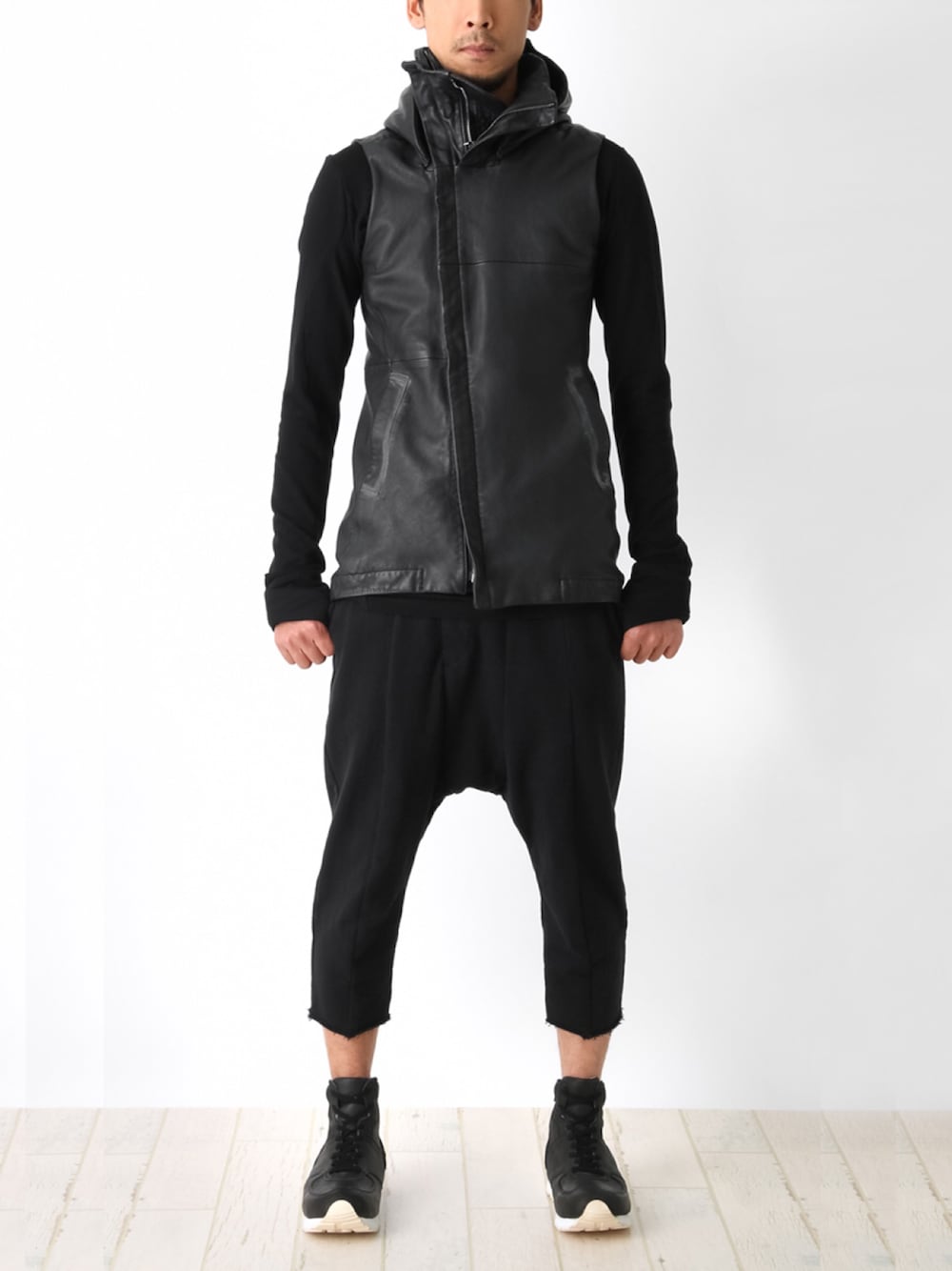 ブラック系のその他アウター、ブラック系のその他パンツを着用したメンズの冬コーディネートの1枚目の写真