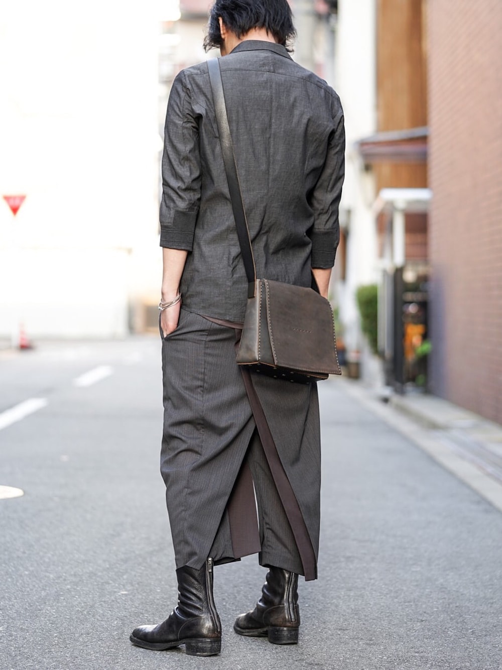 ブラック系のブーツ、グレー系のショルダーバッグを着用したメンズの春コーディネートの1枚目の写真