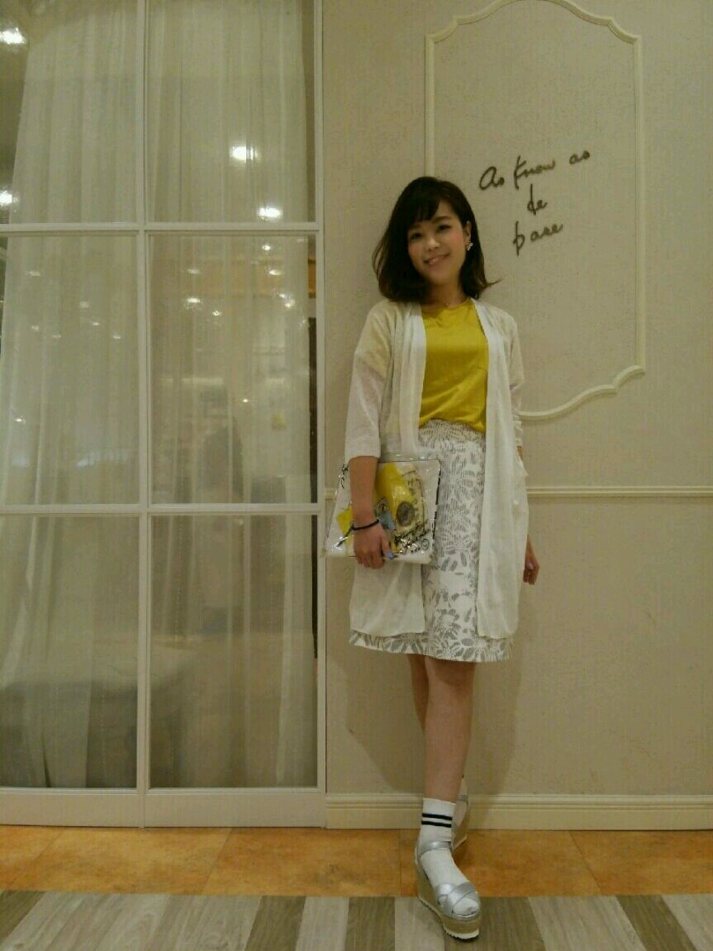 ホワイト系のカーディガン/ボレロを着用したレディースの夏コーディネートの1枚目の写真