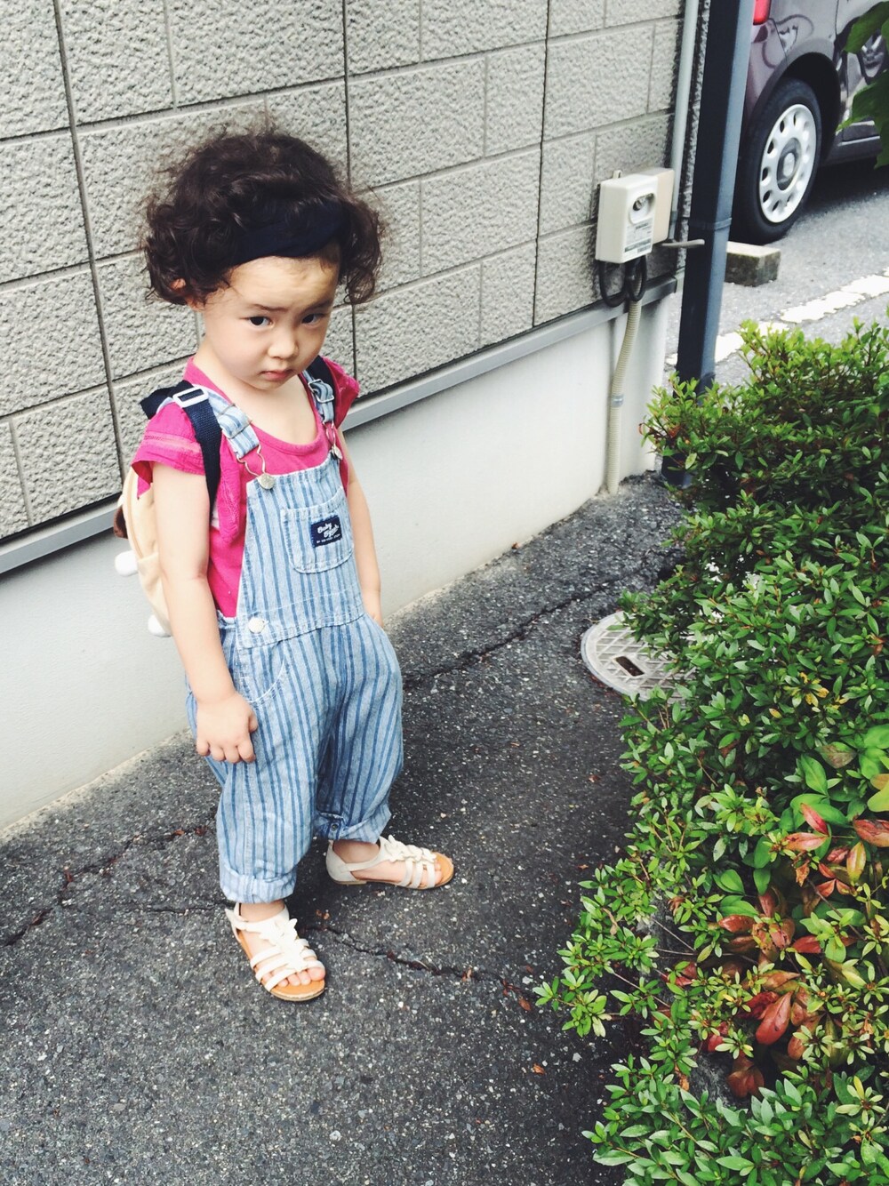 「キッズコーデ、2歳、サロペット、デニム、ヘアバンド、韓国子供服、女の子」｜「⁇のアイテム（ヘアバンド、ブルー系）」を使った、maomai1120さん（キッズ・90cm）の夏コーディネートの1枚目の写真
