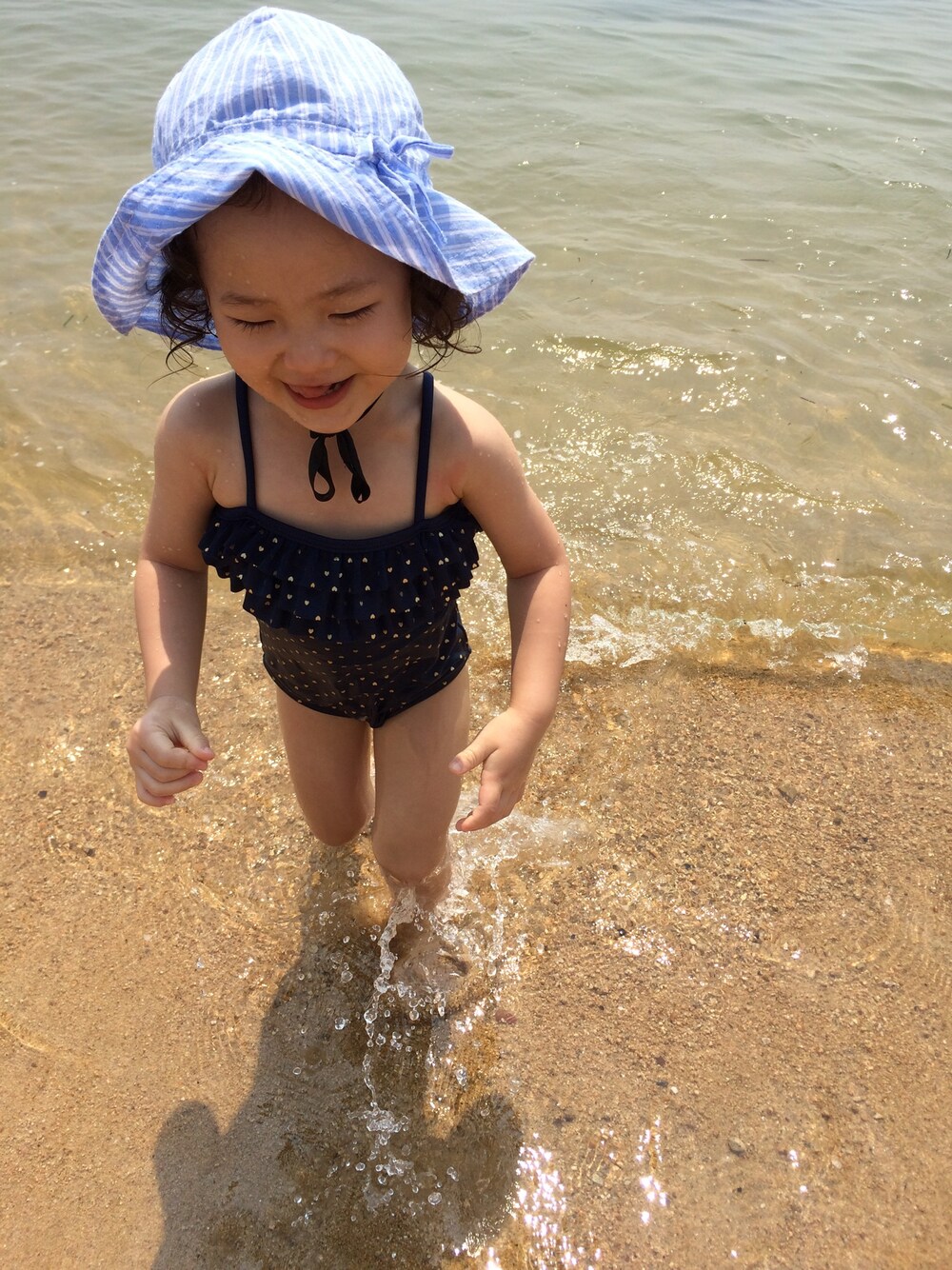 「水着、海、海水浴、2歳、女の子、kids」｜「H&Mのアイテム（水着、ブルー系）」を使った、maomai1120さん（キッズ・90cm）の夏コーディネートの1枚目の写真
