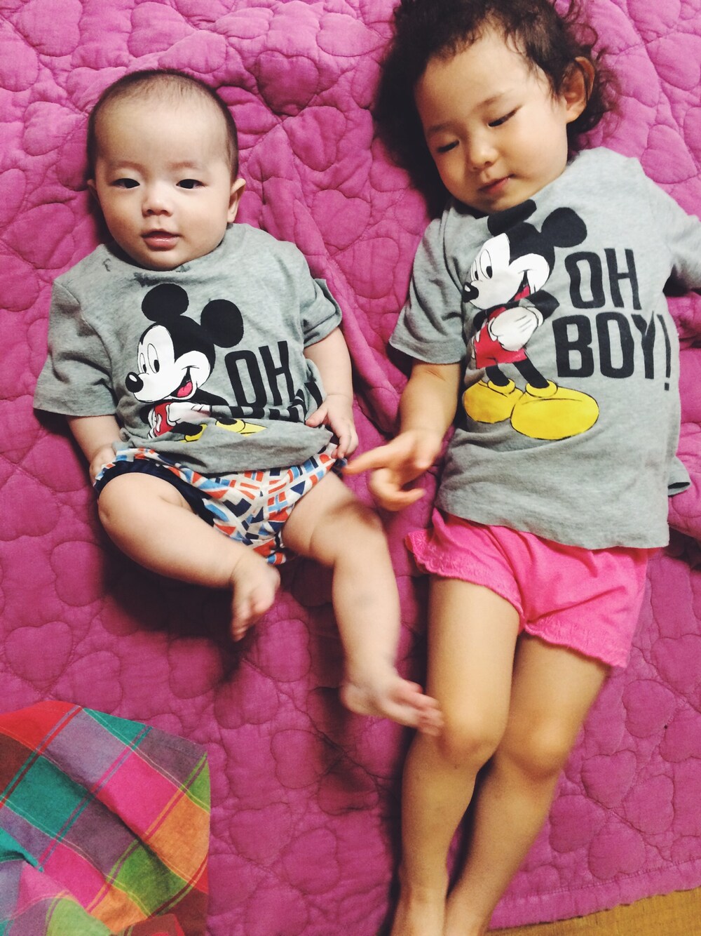 「キッズコーデ、おそろいコーデ、ミッキー、女の子、男の子、姉弟、キッズファッション、Tシャツ、2歳、５ヶ月」｜「OLD NAVYのアイテム（Tシャツ/カットソー、グレー系）」を使った、maomai1120さん（キッズ・90cm）の夏コーディネートの1枚目の写真