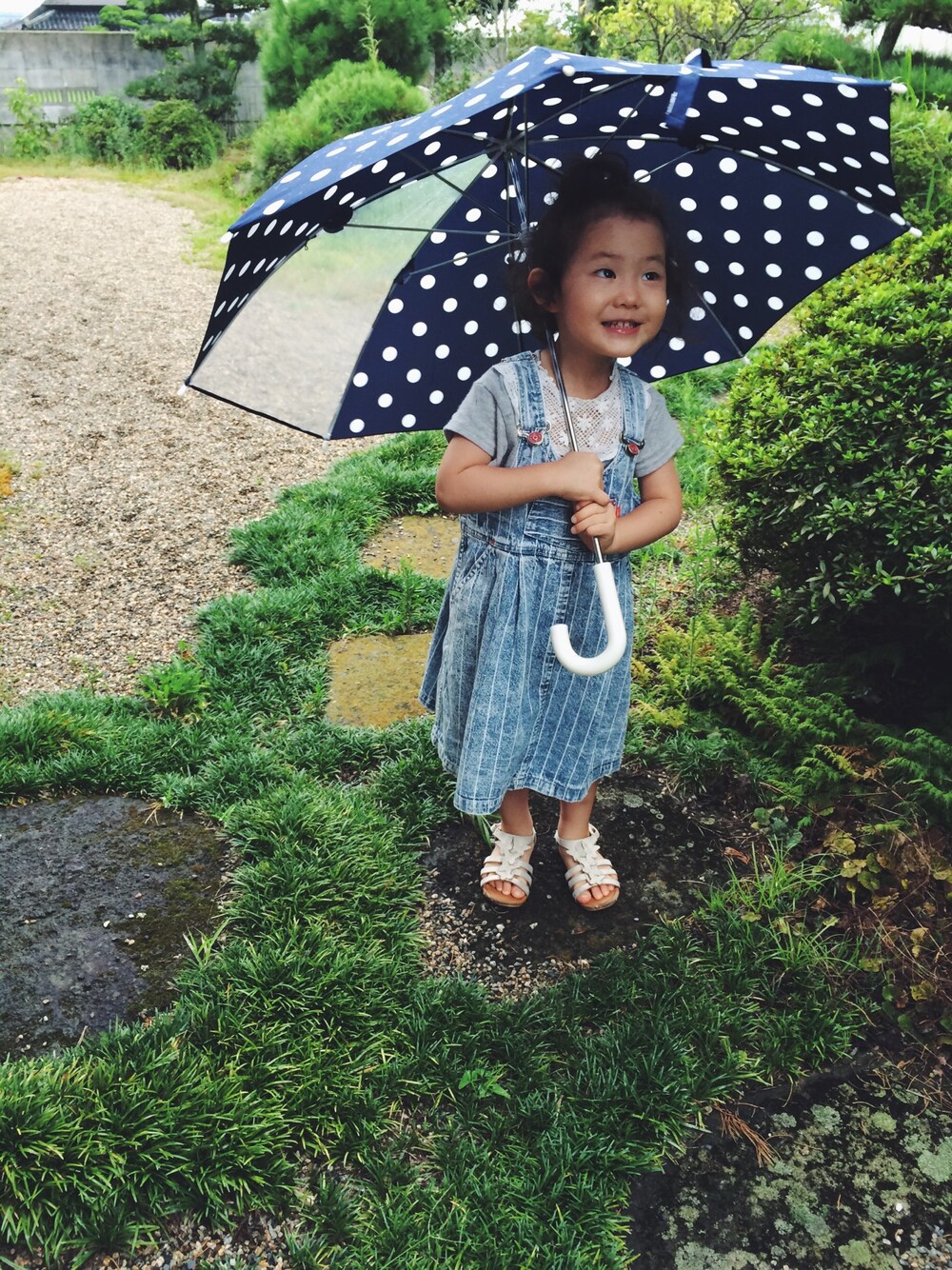 「キッズコーデ、kidsfashion、サロペット、おさがり、韓国ブランド、傘、雨の日コーデ、女の子、2歳、クルクルヘアー」｜「傘のアイテム（その他、ブルー系）」を使った、maomai1120さん（キッズ・90cm）の夏コーディネートの1枚目の写真