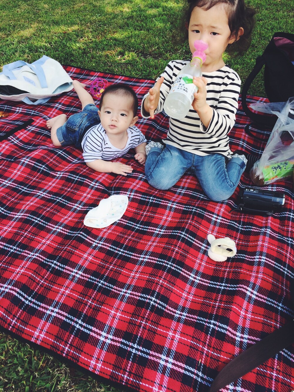 「秋のコーデ、秋、ピクニック、ボーダー、おそろい、姉弟、おそろいコーデ、2歳、５ヶ月、公園」｜「無印良品のアイテム（Tシャツ/カットソー、その他）」を使った、maomai1120さん（キッズ・90cm）の秋コーディネートの1枚目の写真