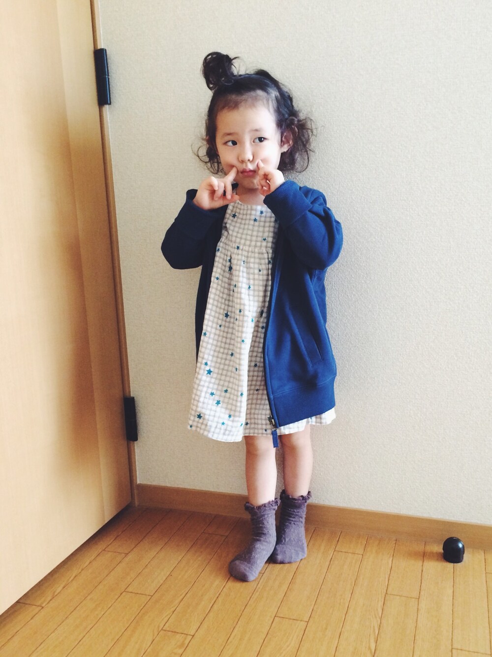「女の子、パーカー、おだんごヘアー、2歳、ワンピース、女の子コーデ、秋のコーデ、キッズファッション」｜「GAPのアイテム（ワンピース、その他）」を使った、maomai1120さん（キッズ・90cm）の秋コーディネートの1枚目の写真