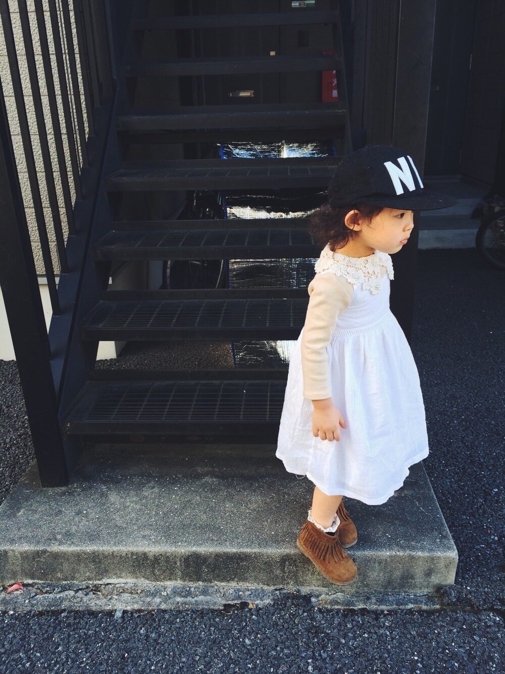 「キッズファッション、プチプラ、女の子、2歳、秋のコーデ、韓国子供服、おだんごヘアー、天パ、キャップ」｜「OLD NAVYのアイテム（ワンピース、ホワイト系）」を使った、maomai1120さん（キッズ・90cm）の秋コーディネートの1枚目の写真