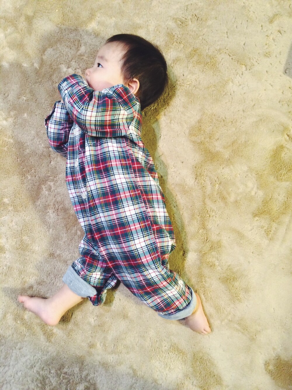 「9カ月、男の子、チェック、ロンパース、シャツスタイル、babygap、kids、キッズコーデ」｜「GAPのアイテム（ロンパース、レッド系）」を使った、maomai1120さん（キッズ・90cm）の冬コーディネートの1枚目の写真