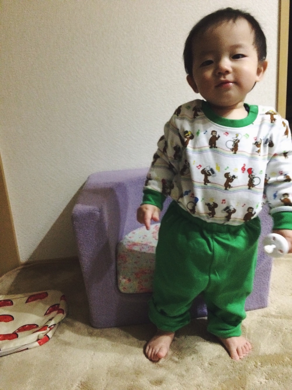 「キッズコーデ、パジャマ、おさるのジョージ、男の子コーデ、プチプラ、11ヶ月」｜「UNIQLOのアイテム（ルームウェア/パジャマ、グリーン系）」を使った、maomai1120さん（キッズ・90cm）の春コーディネートの1枚目の写真