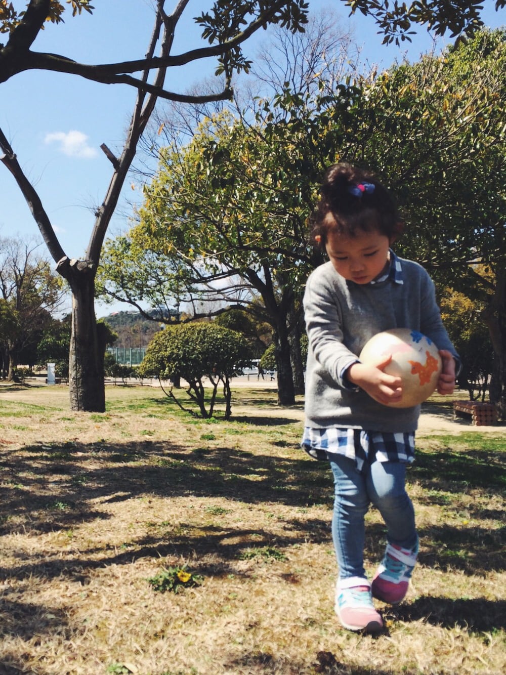 「kids、キッズファッション、女の子、3歳、スニーカー、ピクニック、春コーデ、カジュアルコーデ、おだんごヘアー」｜「ZARA KIDSのアイテム（ニット/セーター、グレー系）」を使った、maomai1120さん（キッズ・90cm）の春コーディネートの1枚目の写真