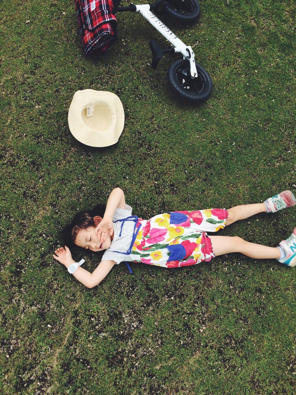 「夏、韓国子供服、ニューバランス、野球観戦、ストライダー、むぎわら帽子、3歳、女の子、公園」｜「韓国子供服のアイテム（つなぎ/オールインワン、その他）」を使った、maomai1120さん（キッズ・90cm）の夏コーディネートの1枚目の写真