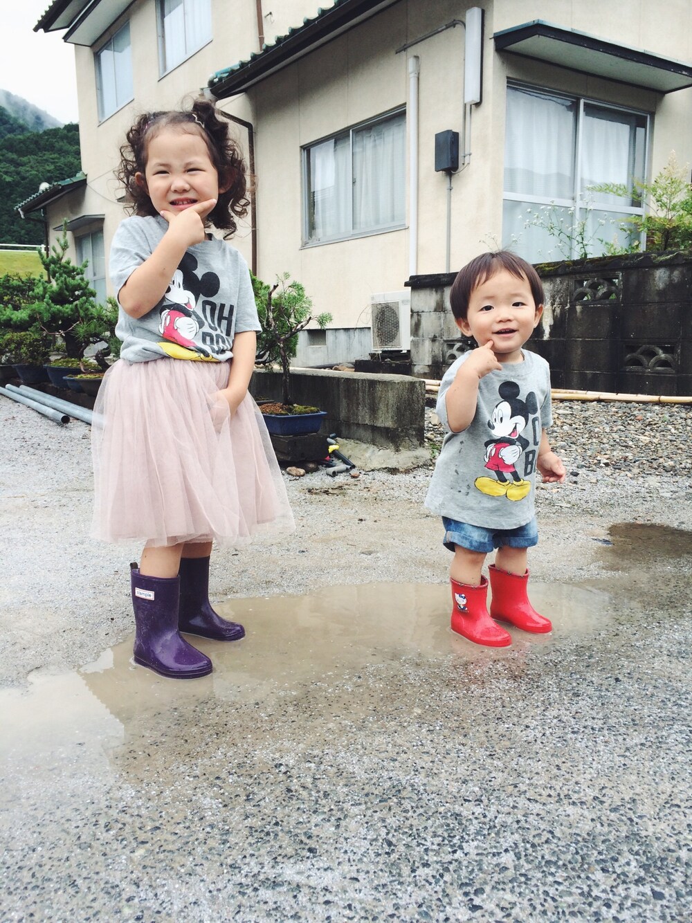 「キッズ、夏、キッズコーデ、Tシャツ、ミッキー、おそろいコーデ、雨の日コーデ、姉弟、おそろいポーズ、3歳」｜「OLD NAVYのアイテム（Tシャツ/カットソー、グレー系）」を使った、maomai1120さん（キッズ・90cm）の夏コーディネートの1枚目の写真