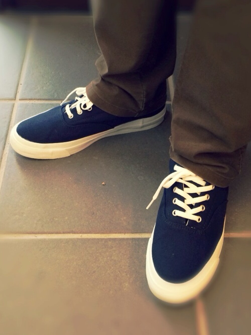 「サイクリング、コンバンース」｜「CONVERSEのCONVERSE SKIDGRIP（スニーカー、ブルー系）」を使った、こうさん（メンズ・170cm）の春コーディネートの1枚目の写真