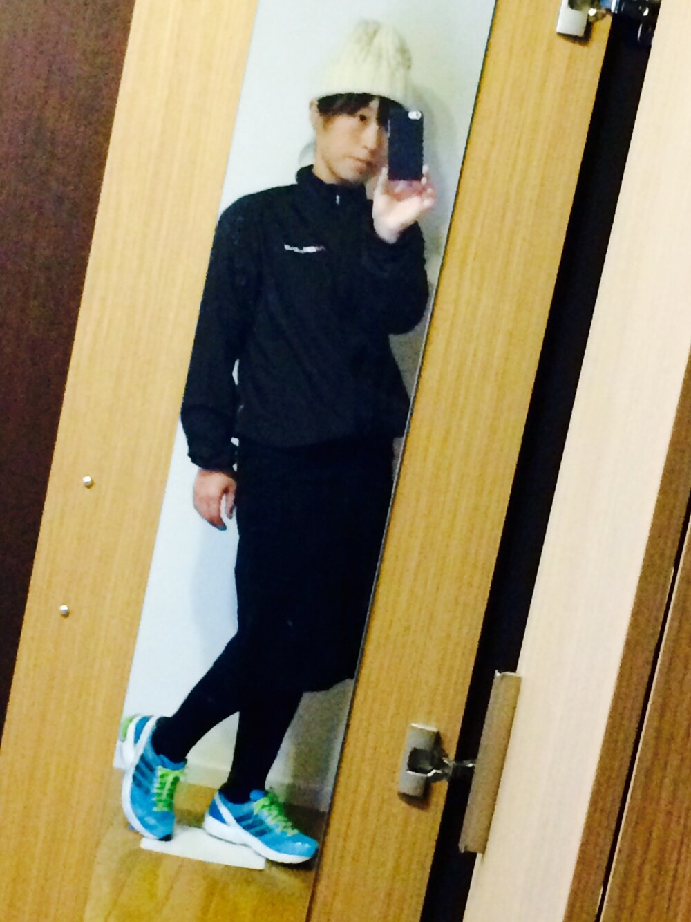 「モノトーン、スニーカー、アディダス、ニット帽、スボーツミックス、ブラック」｜「adidasのアイテム（スニーカー、ブルー系）」を使った、こうさん（レディース・152cm）の秋コーディネートの1枚目の写真