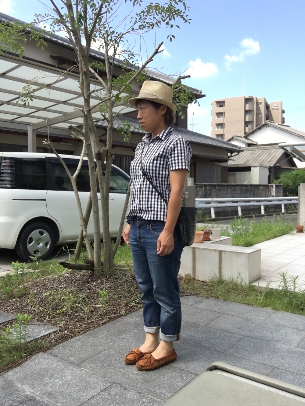 「シンプル、プチプラ、summer、麦わら帽子、ジーンズ、シャツスタイル、チェックシャツ」｜「無印良品のアイテム（シャツ/ブラウス、ブラック系）」を使った、こうさん（レディース・152cm）の夏コーディネートの1枚目の写真