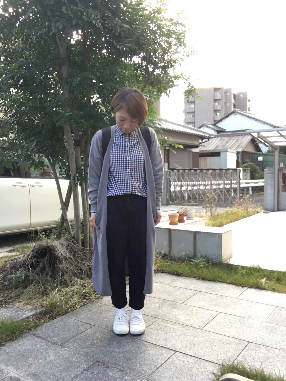 「シンプル、オトナ女子、休日スタイル、スニーカー、チェック、カジュアル、ガーリー、ラクチンコーデ、ロングカーディガン、リュック」｜「earth music&ecologyの【2016Autumn】ロングニットカーディガン（カーディガン/ボレロ、グレー系）」を使った、こうさん（レディース・152cm）の秋コーディネートの1枚目の写真