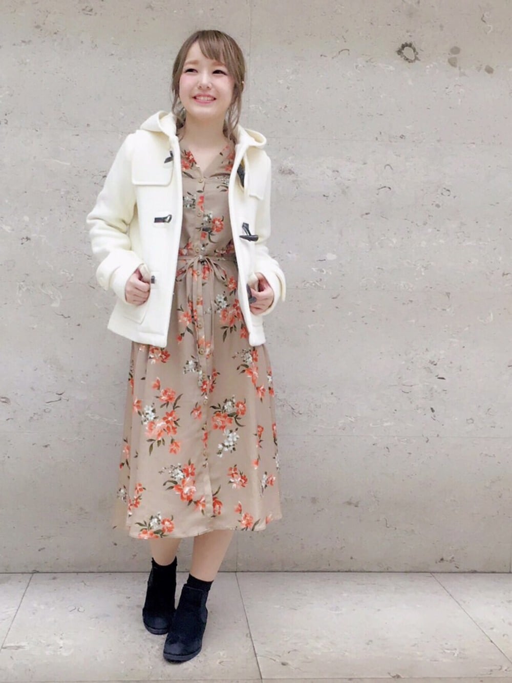 「ダッフルコート、ダッフル、コート、ウールコート、ショートダッフル、ワンピース、花柄、ベージュ、ガーリー」｜「CheekのオリジナルフラワーPtフロントオープンワンピース（ワンピース、イエロー系）」を使った、たきさん（レディース・156cm）の秋コーディネートの1枚目の写真