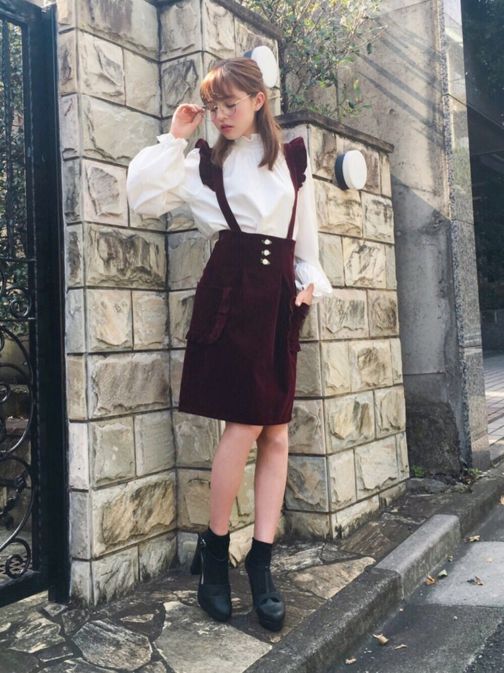「加藤ナナ、スカート、シャツ、シロシャツ」｜「RUBY AND YOUのアイテム（トップス、ホワイト系）」を使った、加藤ナナ（加藤ちゃん）さん（レディース・160cm）の秋コーディネートの1枚目の写真