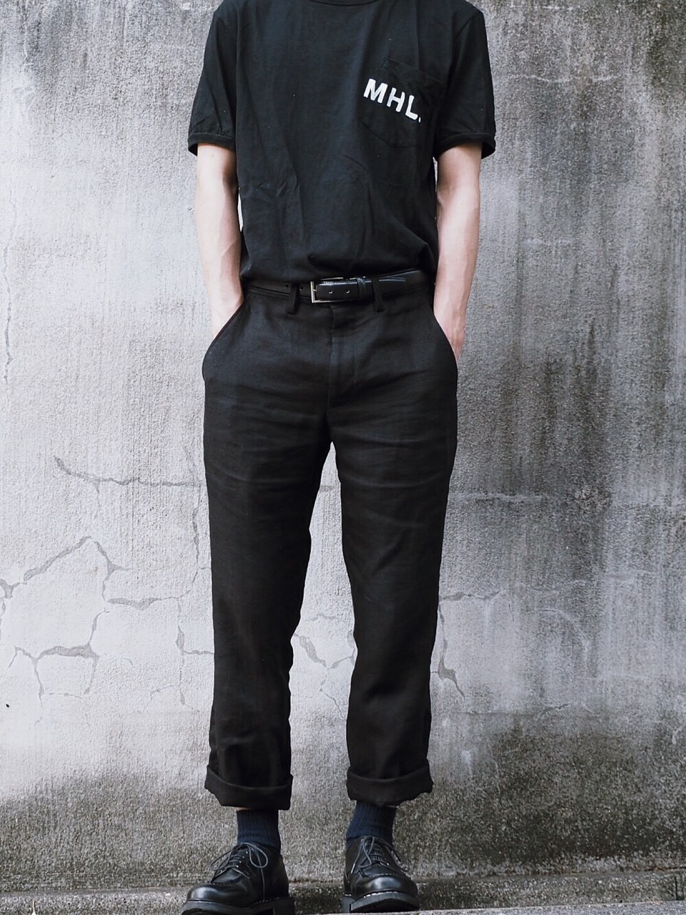 ブラック系のその他パンツ、ブラック系のモカシン/デッキシューズを着用したメンズの秋コーディネートの1枚目の写真