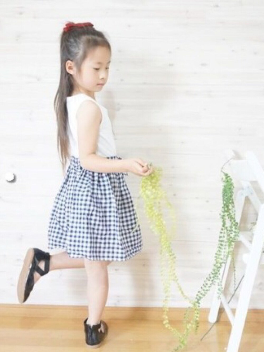「ギンガムチェック、ワンピース、韓国子供服、夏コーデ、シンプルコーデ、女の子」｜「no brandの＊ラスト１＊ギンガムチェック切替ワンピース　ネイビー《90》（ワンピース、その他）」を使った、rint.kaoriさん（キッズ・124cm）の春コーディネートの1枚目の写真