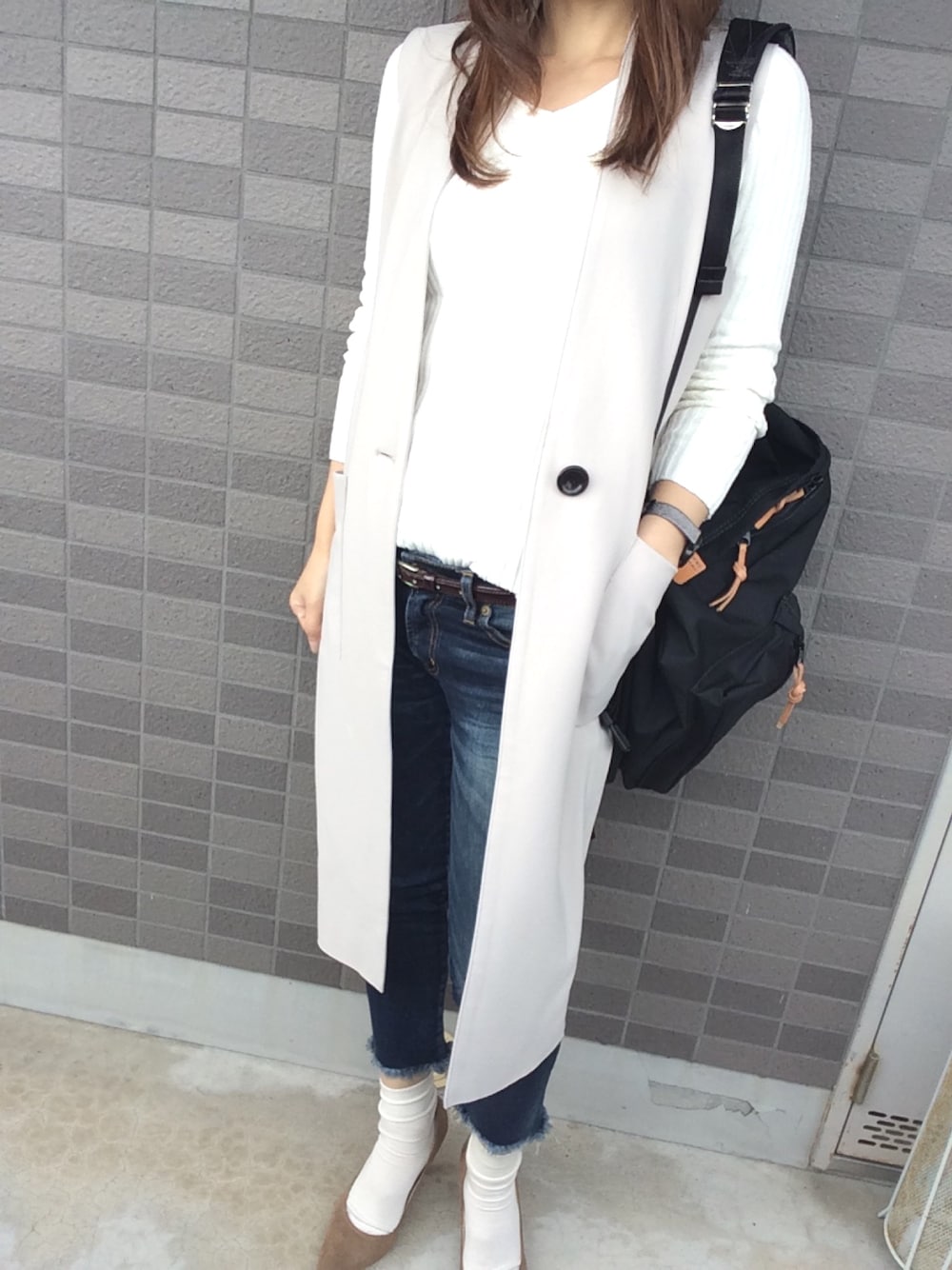 「はるコーデ、オトナカジュアル、ロングジレ」｜「Ungridの【Casual】ｲﾝﾃﾞｨｺﾞﾌﾚｲﾄﾞﾍﾑｽﾄｽﾘ（デニムパンツ、ブルー系）」を使った、M-mさん（レディース・160cm）の春コーディネートの1枚目の写真