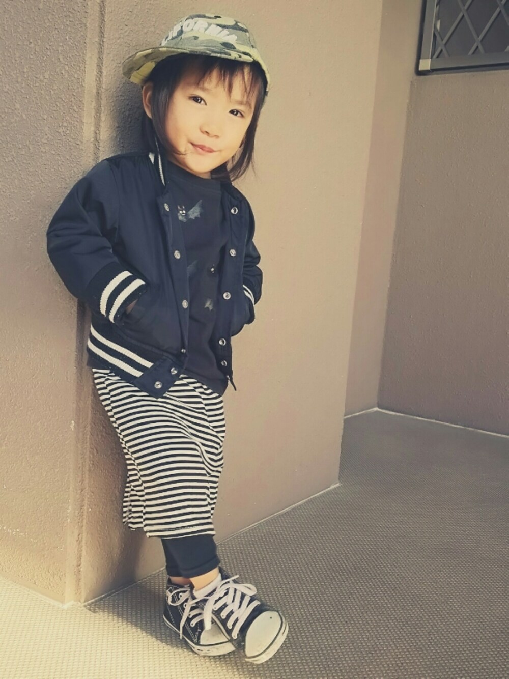 「キッズコーデ、2歳、キャップ、スタジャン、ボーダー、タイトスカート、レギンス」｜「petit mainのロゴデニムキャップ（キャップ、グリーン系）」を使った、hayumiさん（キッズ・90cm）の秋コーディネートの1枚目の写真