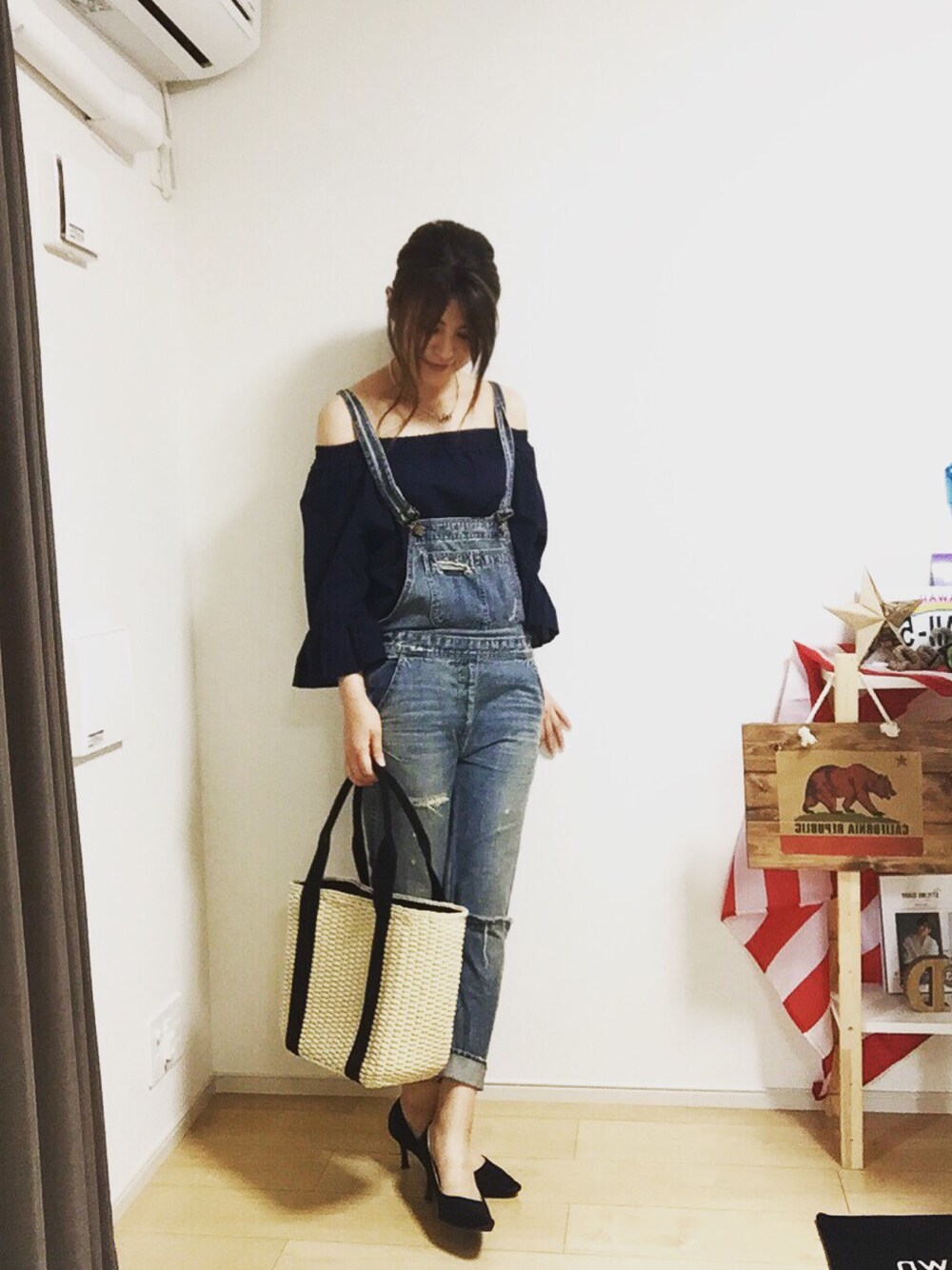 「サロペット、オフショル、雨の日コーデ、夏コーデ、かごバッグ、パンプス、アベイル、プチプラ」｜「しまむらのアイテム（シャツ/ブラウス、ブルー系）」を使った、erina さん（レディース・165cm）の夏コーディネートの1枚目の写真