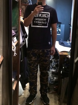 「GROVERのアイテム（Tシャツ/カットソー、ブルー系）」を使った、Julianさん（メンズ・178cm）の秋コーディネート