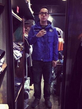 「GROVERのアイテム（トレンチコート、ブルー系）」を使った、Julianさん（メンズ・178cm）の秋コーディネート