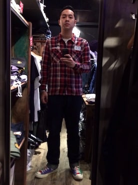 「GROVERのアイテム（シャツ/ブラウス、レッド系）」を使った、Julianさん（メンズ・178cm）の秋コーディネート