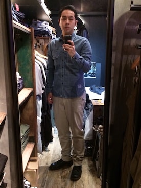 「GROVERのアイテム（シャツ/ブラウス、ブルー系）」を使った、Julianさん（メンズ・178cm）の冬コーディネート