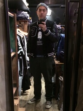 「GROVERのアイテム（シャツ/ブラウス、ブルー系）」を使った、Julianさん（メンズ・178cm）の冬コーディネート