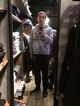 「silent fuckerのアイテム（パーカー、グレー系）」を使った、Julianさん（メンズ・178cm）の冬コーディネート
