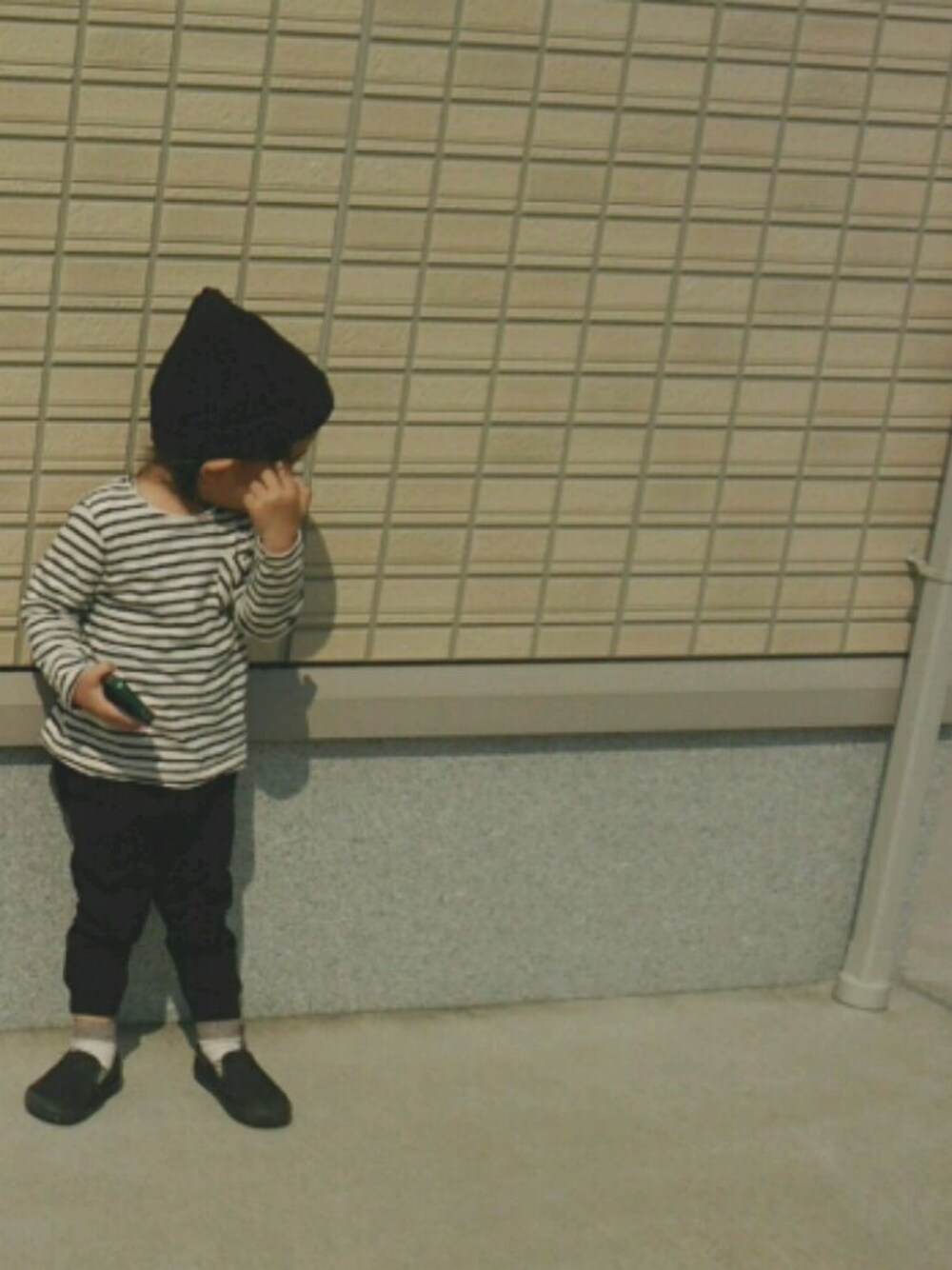 「ボーダー、スウェット、ニット帽、男の子、カジュアル、シンプル、kids、kids fashion、ZARA KIDS」｜「apres les coursのリブニットキャップ（ニットキャップ/ビーニー、ブラック系）」を使った、chanco16さん（キッズ・90cm）の春コーディネートの1枚目の写真